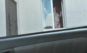 Вне дома голая женщина на улице. Водитель такси увидел голую женщину моющую окно квартиры. Публичное